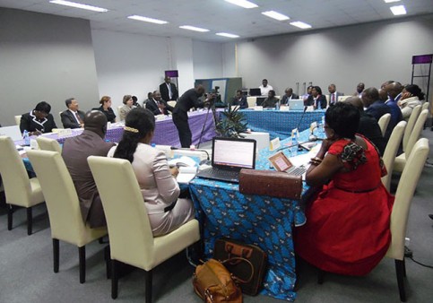 Plan large sur les participants à l’ouverture des travaux. © Gabonreview