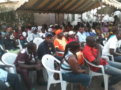 Les nouveaux militants PDG du 1er arrondissement de Port-Gentil écoutant le message de Sylvestre Ratanga. © Gabonreview/Louis Mbourou