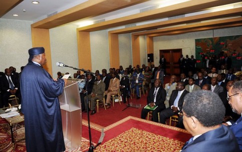 3 février 2014 : Cérémonie de remise au président de la République du rapport sur le Pacte social, par les membres de la Commission de concertation. © DCP-Gabon