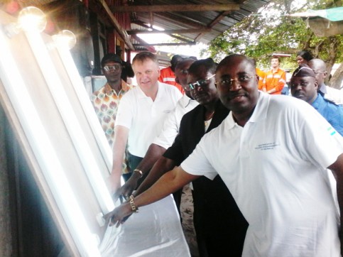 L'inauguration officielle du réseau par le préfet et les responsables de Perenco. © Gabonreview/Louis Mbourou