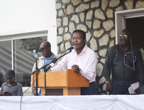 Pierre Amoughe Mba lors du meeting du 27 janvier 2015. © Gabonreview
