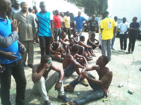 Jean Ping, au 2è plan, avec les jeunes vandales arrêtés par ses voisins. © Gabonreview