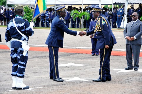 Passation des charges entre Athanase Nzamba Paga (à g.) et Jean Clotaire Thierry Oyé Zué, sous la supervision du chef suprême des Armées, Ali Bongo Ondimba. © DCP-Gabon