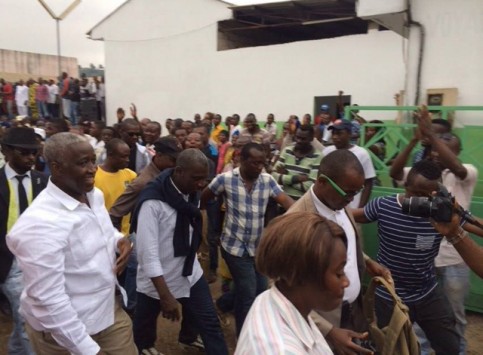 Ndong Sima (extrême gauche), à son arrivée sur le lieu de sa déclaration, le 18 juillet 2015 à Libreville. © facebook /raymond.ndongsima
