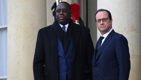 Le président Macky Sall aux côtés de François Hollande le 11 janvier dernier avant la marche républicaine, à Paris. AFP PHOTO / DOMINIQUE FAGET