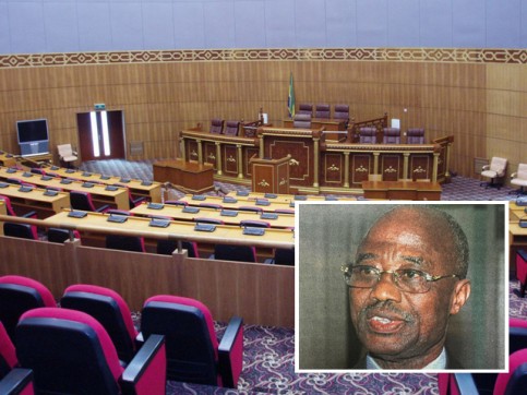 L’hémicycle du Sénat du Gabon. En médaillon, Joseph Moukala Koumba, le sénateur PGCI en question. © Montage Gabonreview