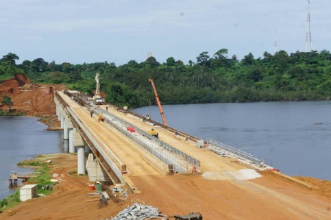 La société italienne Sericom, dirigée par Guido Santullo, a réalisé le pont sur la Banio. © Gabonactu.com