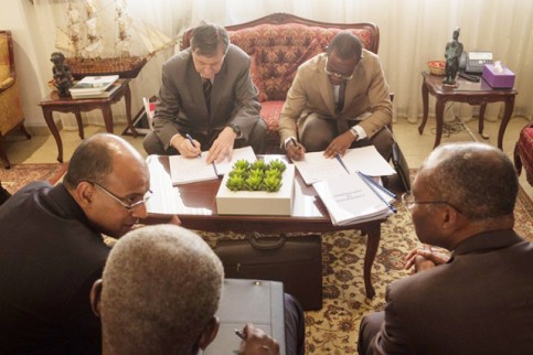 Signature-de-la-Convention-de-partenariat-entre-la-Comilog-et-la-SNLS