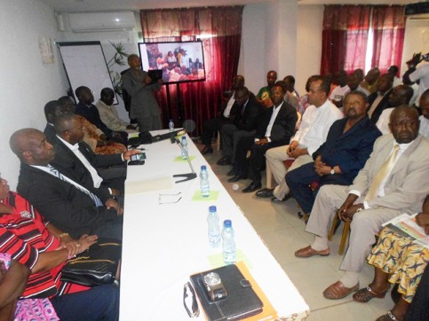 Les Souverainistes, à gauche, face à leurs invités et alliés. © Gabonreview