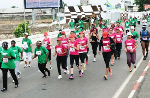 Sylvia Bongo Ondimba lors de la 1ère édition du marathon du Gabon. © FSBO