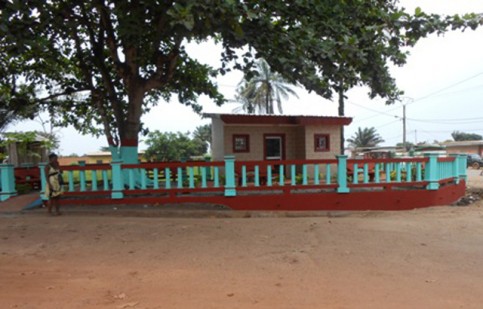 Le lieu d’aisance public offert par Albert Richard Royembo, député PDG du 3e arrondissement de la commune de Port-Gentil. © Gabonreview