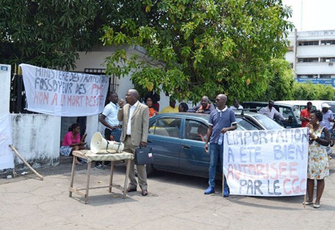 Manifestation, en septembre 2014, devant le ministère des Transports. © Gabonreview