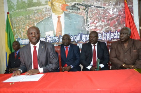 Bruno Ben Moubamba (premier plan) avec, à sa gauche au second plan, Mathieu Mboumba Nziengui, en aout 2014. © Gabonreview