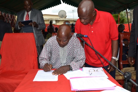 Le président de l’AG signant l’acte de destitution. © Gabonreview
