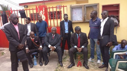 Ben Moubamba et les siens campant à l’entrée du siège. © Gabonreview