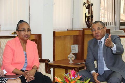 Cynthia Akuetteh (à g.) reçue par Désiré Guedon. © Gabonreview