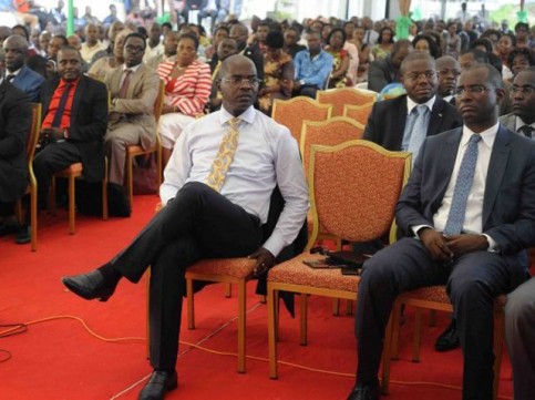 Yves-Fernand Manfoumbi, en bras de chemise au premier plan. © gabontribune.com