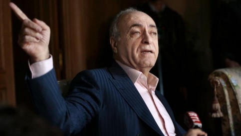 L'homme d'affaires franco-libanais Ziad Takieddine, impliqué dans l'affaire Karachi, photographié lors d'une conférence de presse le 12 avril 2013 à Paris, fait son apparition dans « l'affaire Péan ».