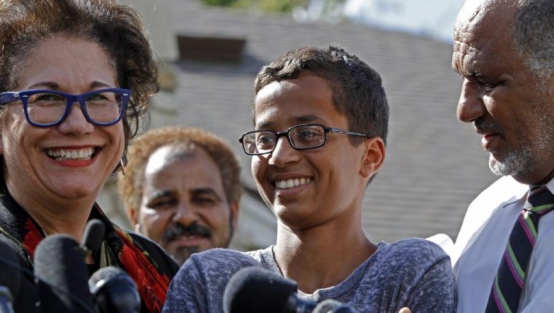Ahmed Mohamed, élève de troisième au lycée MacArthur de la ville d'Irving, près de Dallas donnait une conférence de presse le 16 septembre pour raconter sa mésaventure. Ben Torres/Getty Images/AFP
