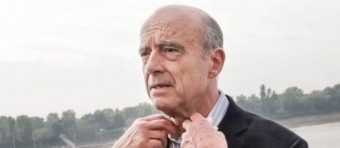 Bordeaux (Gironde), le 4 octobre. Alain Juppé devient un adversaire de plus en plus sérieux pour Nicolas Sarkozy dans la course à la primaire UMP. Passé en tête dans les intentions de vote, l’ancien Premier ministre préfère se montrer prudent. | (IP3 Press/MaxPPP/Thibaud Moritz.)