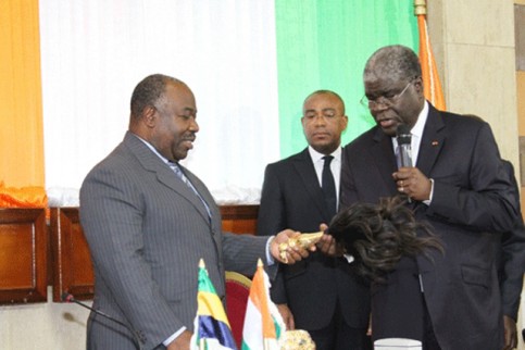 Ali Bongo Ondimba recevant les attributs de chef traditionnel. © fratmat.info