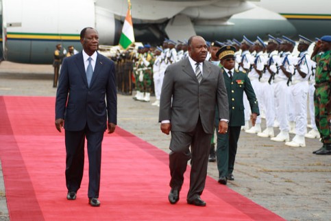 Arrivée d’Ali Bongo à Yamoussoukro (Côte d’Ivoire) où il a été accueilli par son homologue ivoirien Alassane Ouattara. © DCP-Gabon