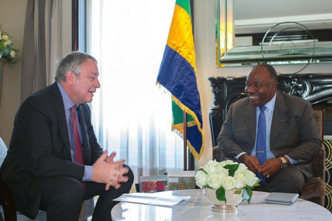 Ali Bongo en entretien avec Antoine Frérot, PDG de Véolia, le 5 février 2015 à Paris. © DCP-Gabon