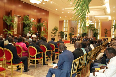 La rencontre entre le président de la République et les responsables des syndicats des administrations du Gabon, le lundi 17 novembre 2017. © facebook.com/MichelOgandaga