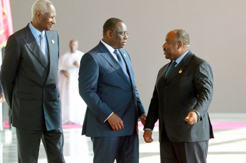 Ali Bongo, en conversation avec Macky Sall et Abdou Diouf, le 29 novembre 2014  à Dakar. © DCP
