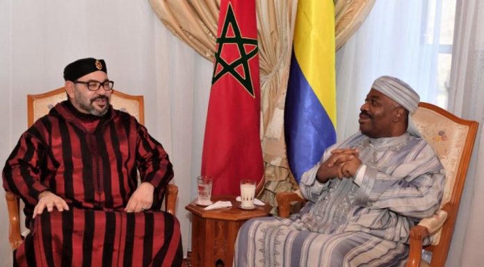 La photo officielle diffusée par Rabat montre le roi du Maroc Mohammed VI (G) et le président gabonais Ali Bongo, à l'hôpital militaire de la capitale marocaine. © Handout / Moroccan Royal Palace / AFP