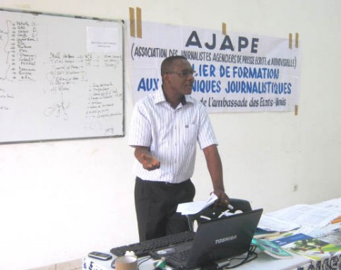 (Photo : Antoine NKOLO LAWSON, Président-Fondateur de l’AJAPE, animant le Forum de Port-Gentil)