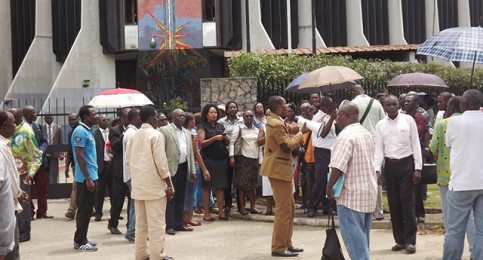 Les membres de l’Aresga devant la primature chantant et dansant pour se donner du courage. © Gabonreview Les membres de l’Aresga devant la Primature, le 27 octobre 2014. © Gabonreview