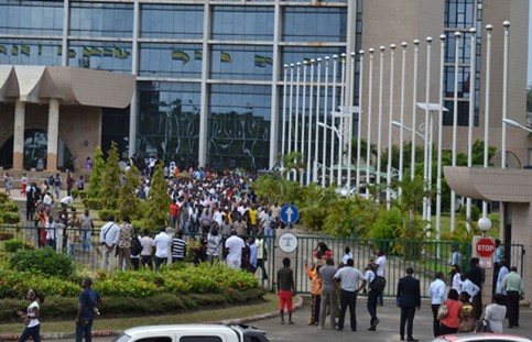 Les manifestants dans l’enceinte de l’Assemblée nationale. © Gabonreview