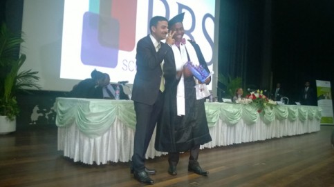 Gagan Gupta, le directeur général d’Olam, avec un lauréat. © Gabonreview