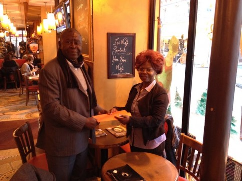 Mme Félicité Vincent remettant la lettre du directoire du BDP-Modwoam à Monsieur Luc Bengone Nsi  le 20 décembre 2013 à Paris