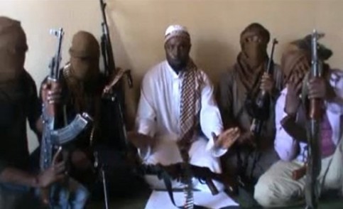 Capture d'une vidéo YouTube du 12 avril 2012 montrant vraisemblablement le chef de Boko Haram entouré de militants (YouTube/AFP/Archives)