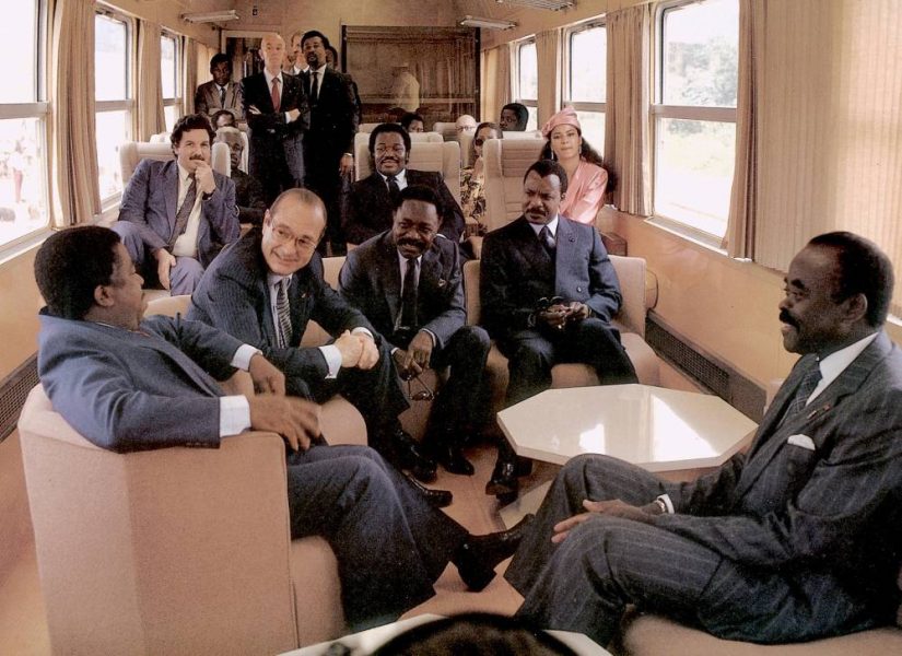 Françafrique. Le 30 décembre 1986, sommet amical au ­Gabon. Au premier rang, de gauche à droite : le Premier ministre gabonais, Léon Mébiame, le Premier ministre français, Jacques Chirac, le président du Gabon, Omar Bongo, le président du Congo-­Brazzaville, ­Denis Sassou-Nguesso et le vice-Premier ministre gabonais, Georges Rawiri. Au second plan, Jean-Christophe Mitterrand, conseiller « Afrique » de son père à l’Elysée, et Ali Bongo. © Buthaud-Ana/Onlyworld.net