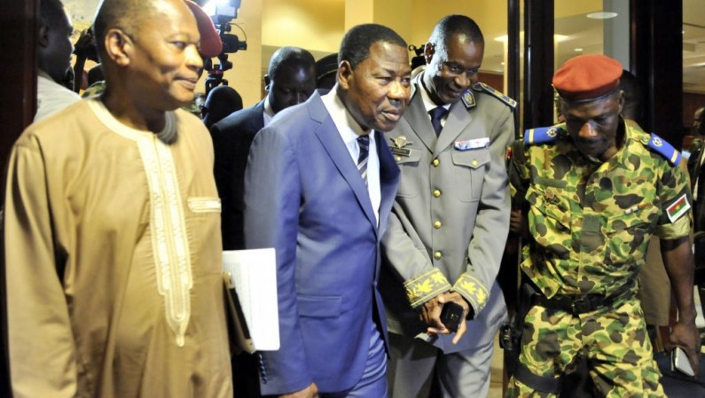 Le président béninois Boni Yayi et le général Diendéré (au centre) à la sortie de la conférence de presse à Ouagadougou, le 19 septembre. AFP PHOTO / AHMED OUOBA