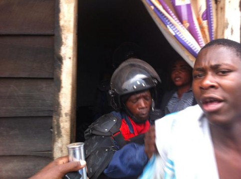 Des policiers pourchassent des manifestants dans les quartiers et certains dans leurs maisons