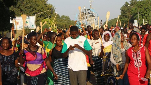Manifestation de femmes à la veille d’une journée de désobéissance civile déclarée par l’opposition au projet de modification de la Constitution, à Ouagadougou, Burkina Faso. AFP PHO/ ROMARIC HIEN
