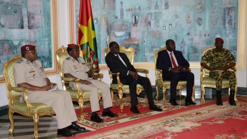 Les responsables de la garde présidentielle ont rencontre ce vendredi 6 février le président Michel Kafando (c). AFP PHOTO / YEMPABOU AHMED OUOBA
