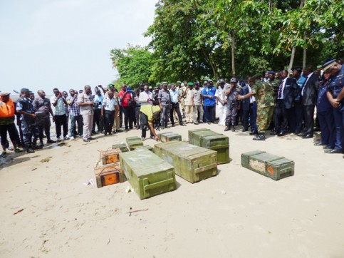 Les 13 caisses d’armes découvertes. © gabonactu.com