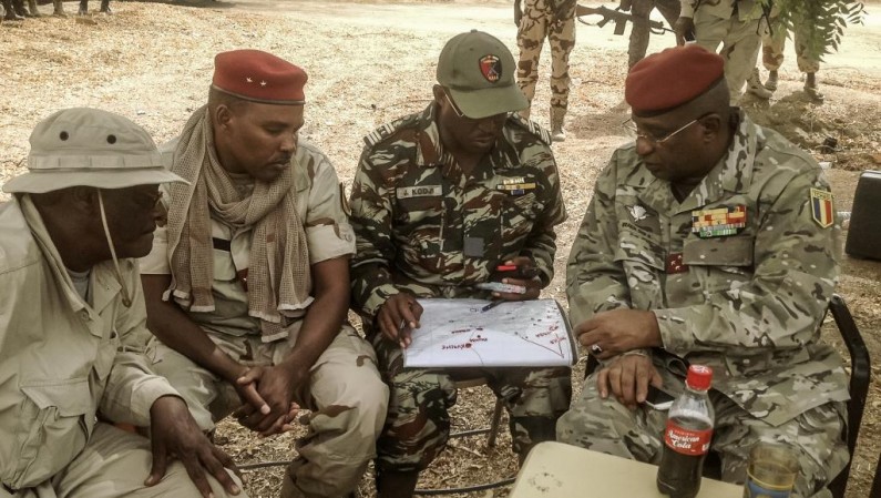 Avec le plan entre les mains, le colonel Jacob Koudji, commandant militaire de la région camerounaise de l'Extrême-Nord, en compagnie de gradés tchadiens en mars dernier à Mora.AFP PHOTO/KAYA ABBA ALI