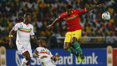 La Guinée de Kevin Constant remporte le tirage au sort et se qualifie pour les quarts de finale de la CAN 2015. Le Mali de Yacouba Sylla et Mamoutou Ndiaye est éliminé. REUTERS/Mike Hutchings
