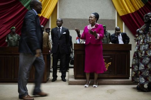 Catherine Samba-Panza reçoit les félicitations des membres du Conseil National de Transition (CNT), après son élection. | MICHAEL ZUMSTEIN/AGENCE VU POUR LE MONDE