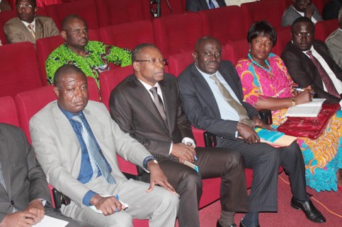 Le président de la Cenap, René Aboghé Ella, 2ème à partir de la gauche, lors des exposés. © Gabonreview