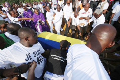 Le cercueil d’André Mba Obame porté en terre avec le drapeau national. © Gabonreview