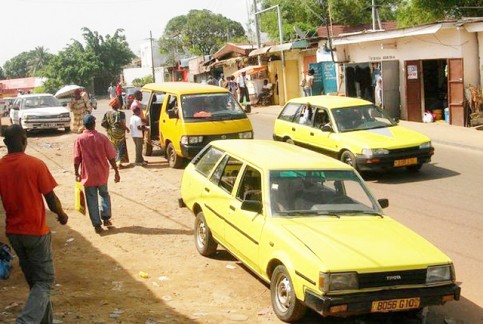 Les fameux clandos jaunes : véhicules de transports en commun semi-clandestin à Libreville. © lexpress.fr