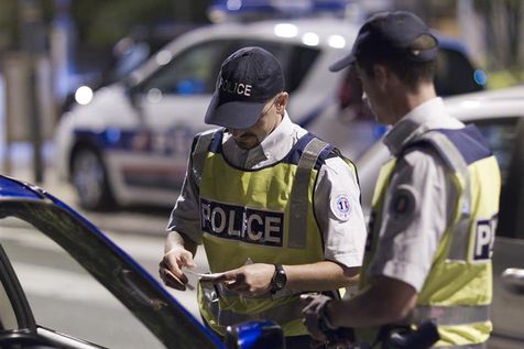 Contrôle d'identité à Rillieux, en banlieue lyonnaise, le 5 octobre 2011. (Photo Robert Pratta. Reuters)