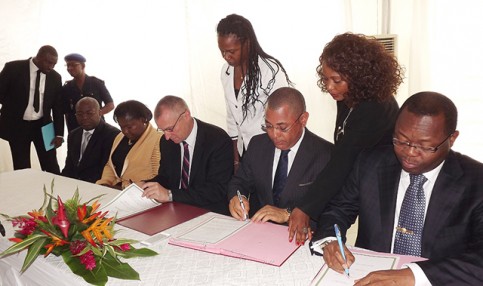 Signature du protocole  d’accord sur le «Pack branchement social», le 28 octobre 2014. © Gabonreview
